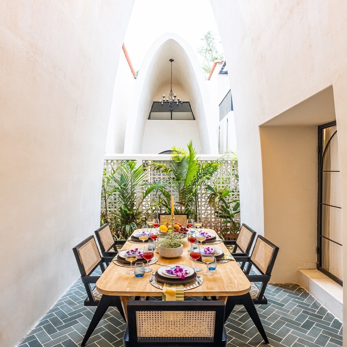 Alfresco dining courtyard set for six at AMOR